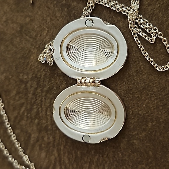 3/$30 VTG NRQ AVON Grandma Locket Pendant Chain Necklace - Picture 6 of 7